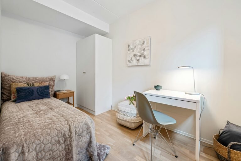 Toronto Temporary Accommodation for Newcomers: Costs, Locations and Booking Risks